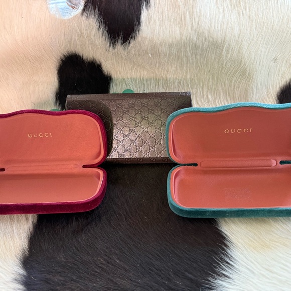 3 Gucci Eyeglass Cases in 2 velvet 1 Red- 1 Green and 1 tri foldable brown. - Picture 1 of 4